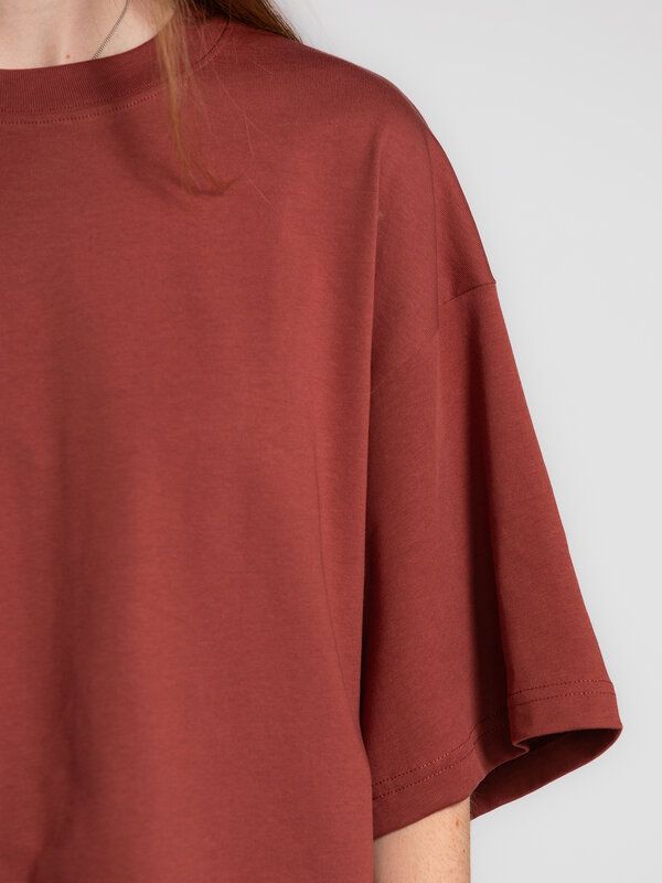 Les Soeurs Boxy T-Shirt Tiara 5. Burgundy is back – deze katoenen T-shirt met boxy fit en ronde hals geeft een frisse twi...