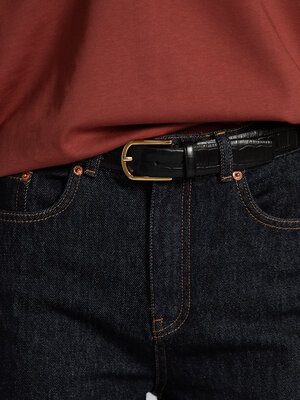 Ceinture en cuir Iona. Must-have classic. Cette ceinture noire en cuir embossé façon croco avec boucle dorée apporte une ...