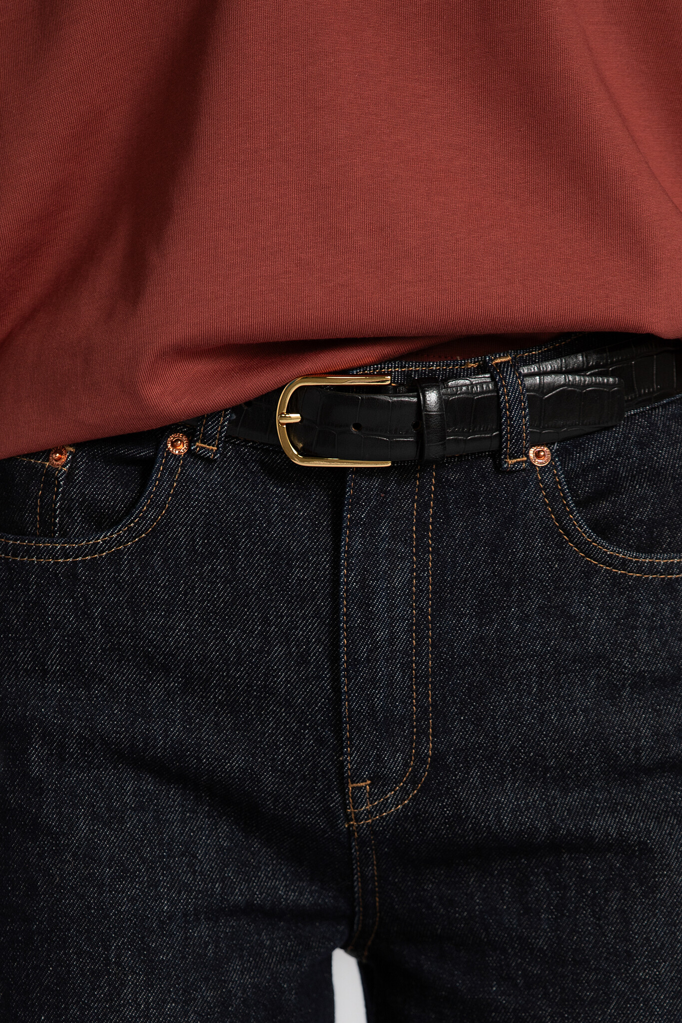 Selected Ceinture en cuir Iona 2. Must-have classic. Cette ceinture noire en cuir embossé façon croco avec boucle dorée a...