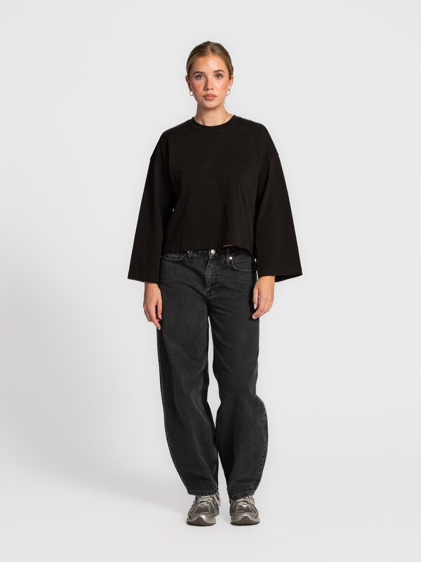 Les Soeurs Longsleeve T-Shirt Aline 3. Discover the versatility of this boxy fit T-shirt with long sleeves – the ultimate...