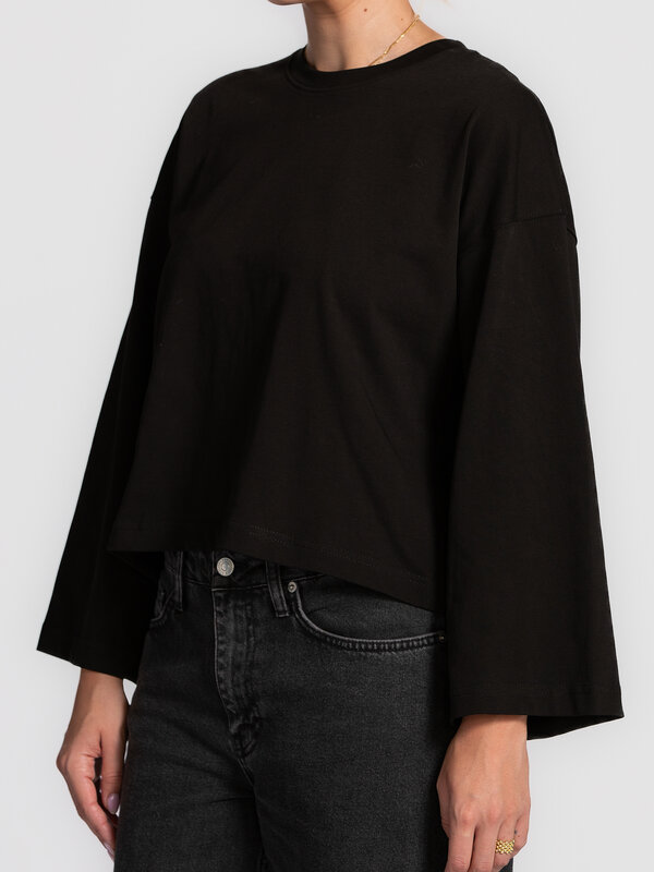 Les Soeurs Longsleeve T-Shirt Aline 5. Discover the versatility of this boxy fit T-shirt with long sleeves – the ultimate...