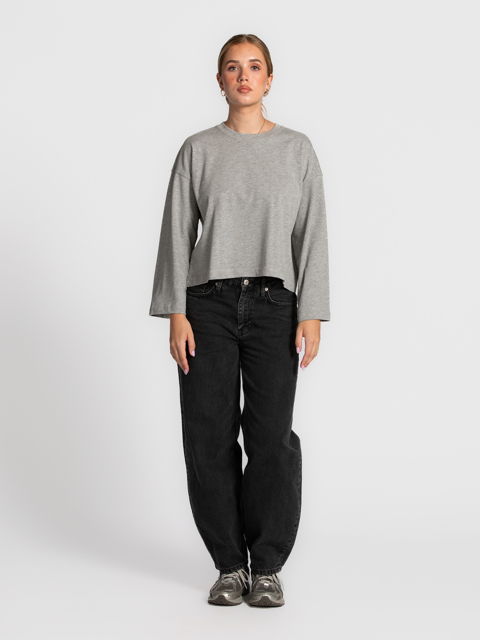 Les Soeurs Longsleeve T-shirt Aline 3. Geen zin in keuzestress? Dit boxy basic T-shirt maakt werkelijk élke outfit af. He...