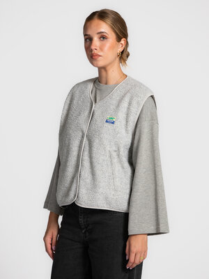 Vest Hoktown. Grey days need soft layers. Deze lichtgrijze teddyvest voelt even zacht aan als hij eruitziet. De zachte st...
