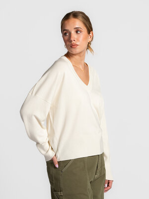Pull Gillian Bravani. V for versatile. Ce pull doux à col en V flatteur est l’allié parfait pour la mi-saison. Polyvalent...