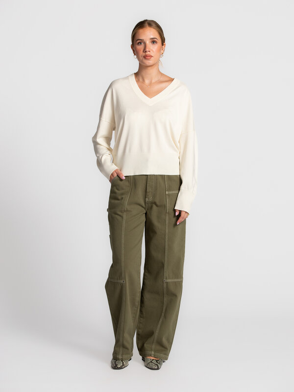 MBYM Pull à col en V Gillian Bravani 3. V for versatile. Ce pull doux à col en V flatteur est l’allié parfait pour la mi-...