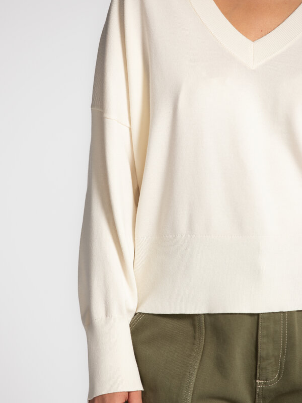 MBYM Pull à col en V Gillian Bravani 5. V for versatile. Ce pull doux à col en V flatteur est l’allié parfait pour la mi-...