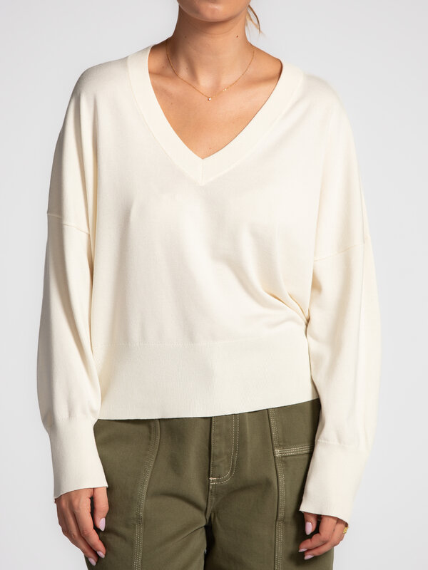 MBYM Pull à col en V Gillian Bravani 4. V for versatile. Ce pull doux à col en V flatteur est l’allié parfait pour la mi-...