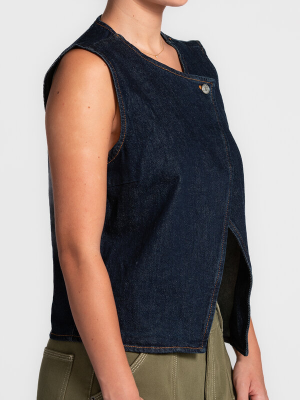 Selected Mouwloze denim top Vida-Kori 5. Denim days. Deze mouwloze, asymmetrische top is een denim eyecatcher. Perfect vo...