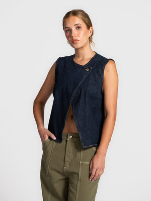 Top Vida-Kori. Denim days. Deze mouwloze, asymmetrische top is een denim eyecatcher. Perfect voor een full denim look of ...