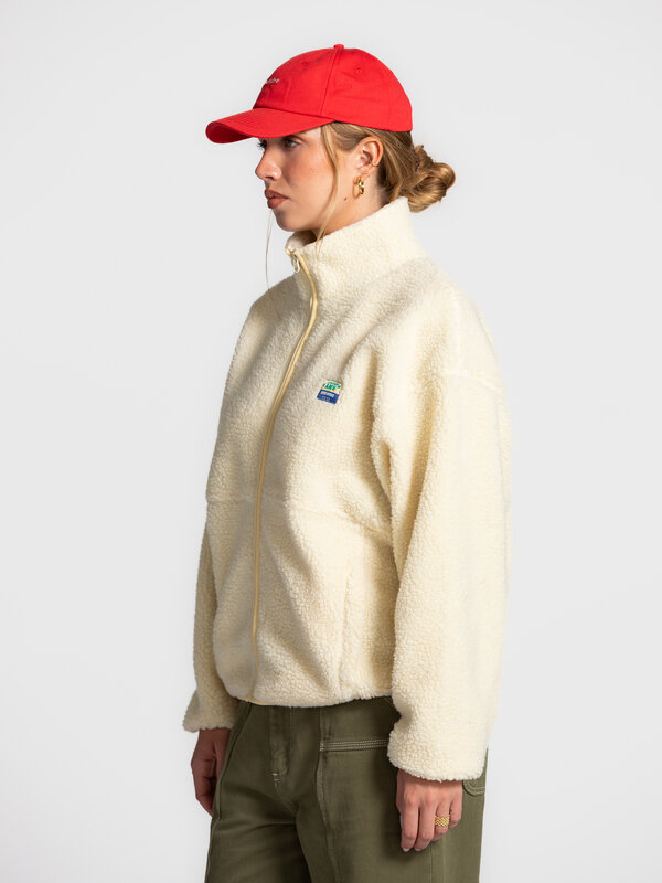 American Vintage Vest Hoktown 4. Embrace the ultimate comfort of this cardigan in a soft bouclé quality, perfect for cool...