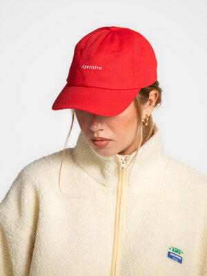 Casquette Poppy Aperitivo. Cette casquette rouge vif brodée ‘Aperitivo’ respire l’été. Portez-la avec un look sporty-chic...