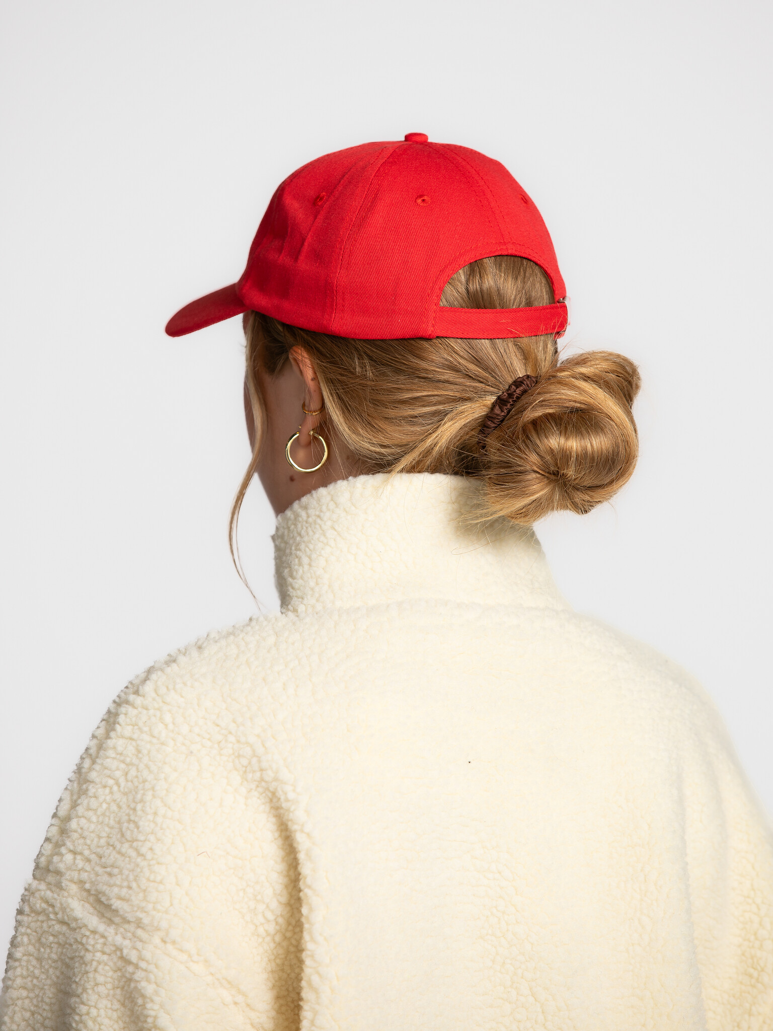 Les Soeurs  Casquette Poppy Aperitivo 4. Cette casquette rouge vif brodée ‘Aperitivo’ respire l’été. Portez-la avec un lo...