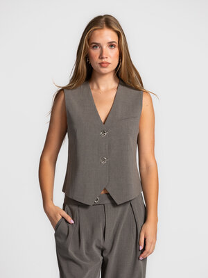 Veste Aleai. Buckle up. Ce gilet sans manches gris avec fermeture à boucle distinctive apporte immédiatement une touche c...