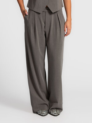 Pantalon Rosalyn. Grey with attitude. Ce pantalon ample avec plis à l’avant et boucle marquante combine allure cool et él...