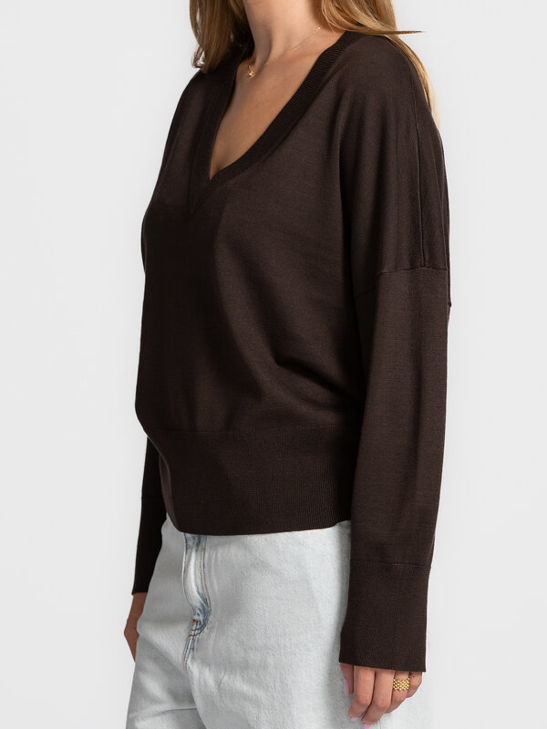 MBYM Pull à col en V Gillian Bravani 4. Warm tones, timeless charm. Ce col en V doux dans une élégante teinte brun foncé ...