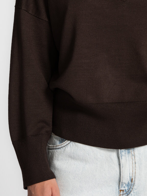 MBYM Pull à col en V Gillian Bravani 6. Warm tones, timeless charm. Ce col en V doux dans une élégante teinte brun foncé ...