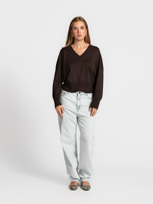 Pull Gillian Bravani. Warm tones, timeless charm. Ce col en V doux dans une élégante teinte brun foncé est agréable sur l...