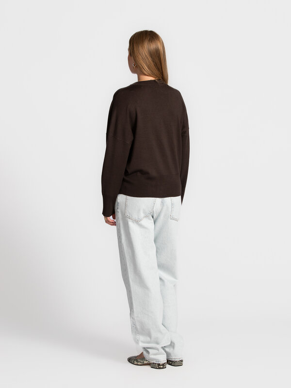 MBYM Pull à col en V Gillian Bravani 5. Warm tones, timeless charm. Ce col en V doux dans une élégante teinte brun foncé ...