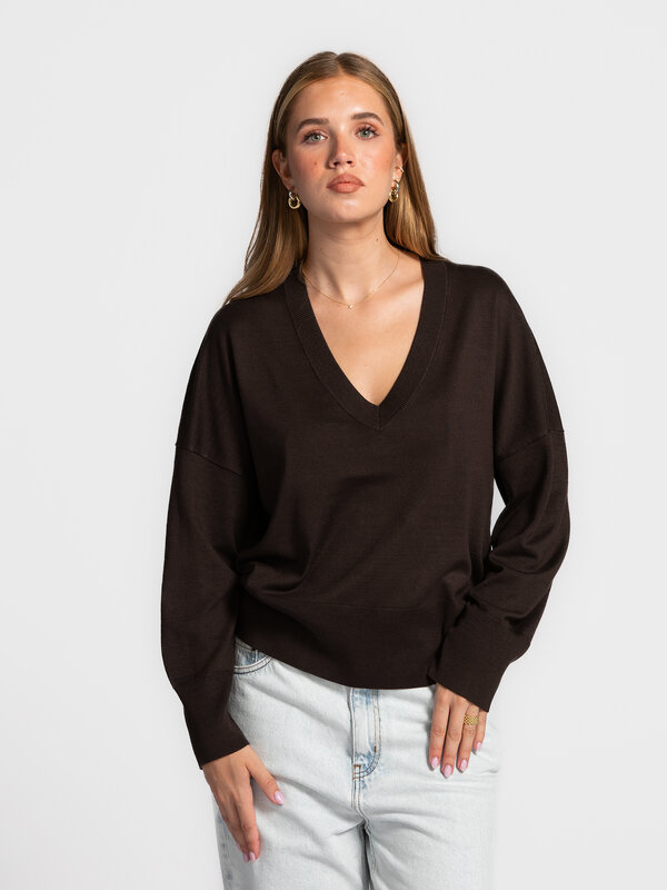 MBYM Pull à col en V Gillian Bravani 3. Warm tones, timeless charm. Ce col en V doux dans une élégante teinte brun foncé ...