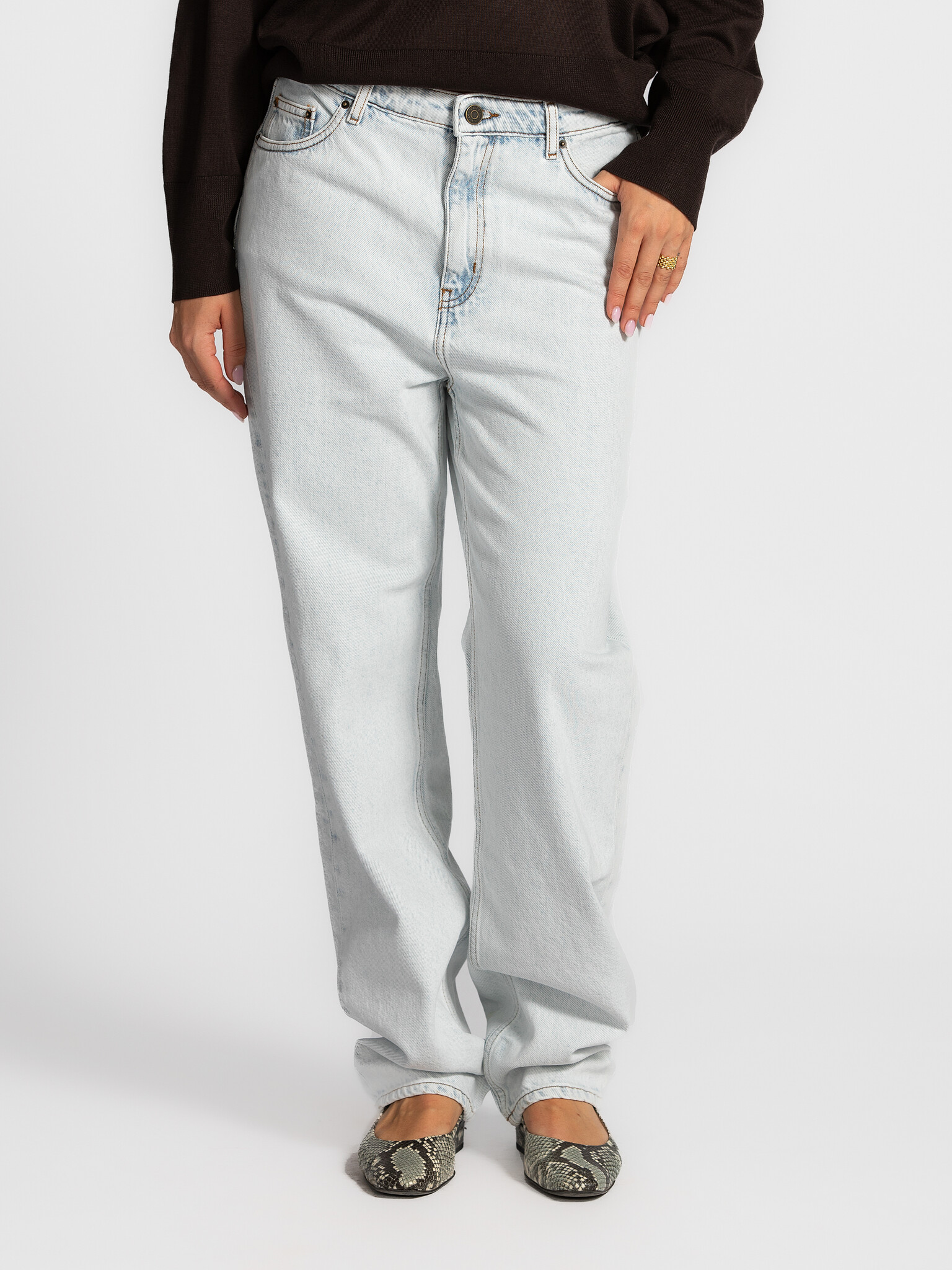 American Vintage Low-rise jeans Joybird 1. Nineties vibe, modern comfort. Deze lichtblauwe jeans zit laag op de heup en v...