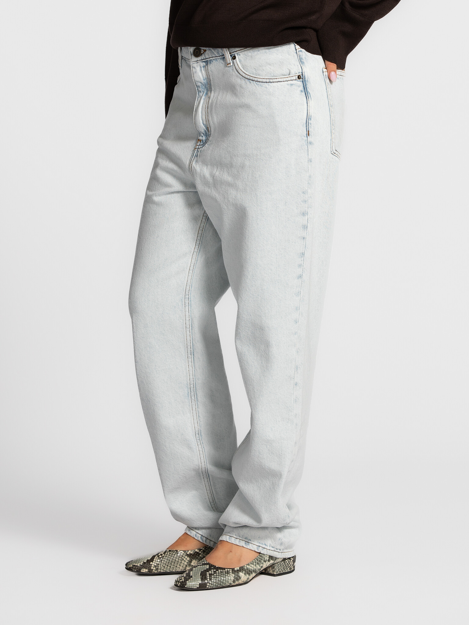 American Vintage Low-rise jeans Joybird 4. Nineties vibe, modern comfort. Deze lichtblauwe jeans zit laag op de heup en v...