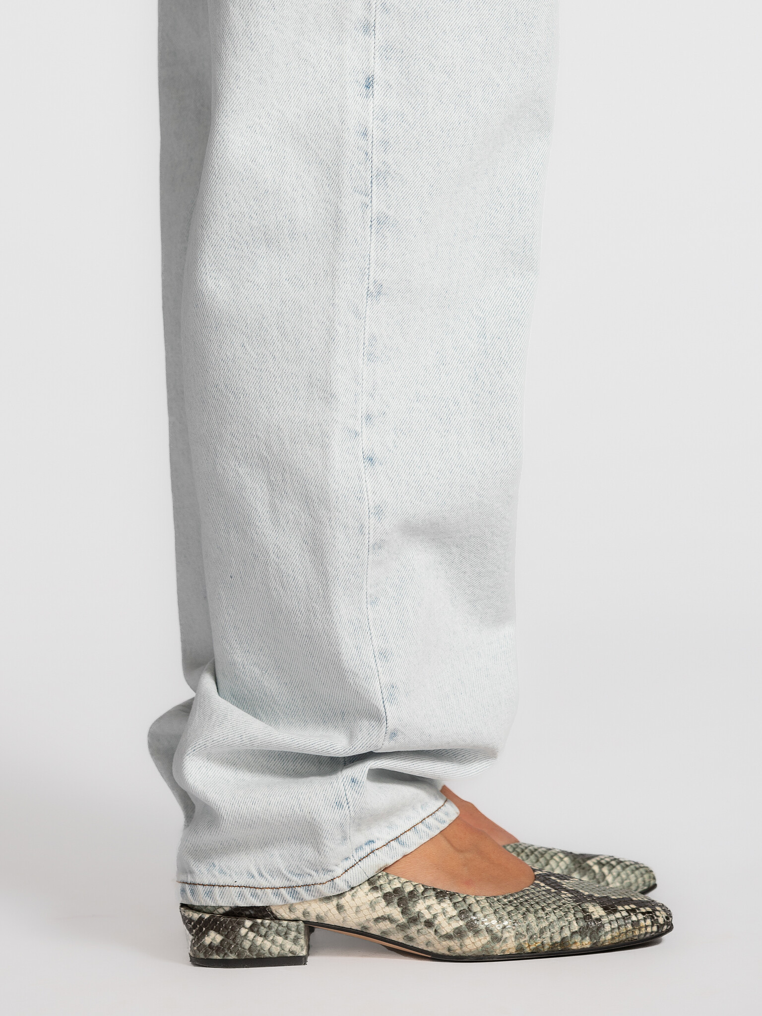American Vintage Low-rise jeans Joybird 6. Nineties vibe, modern comfort. Deze lichtblauwe jeans zit laag op de heup en v...