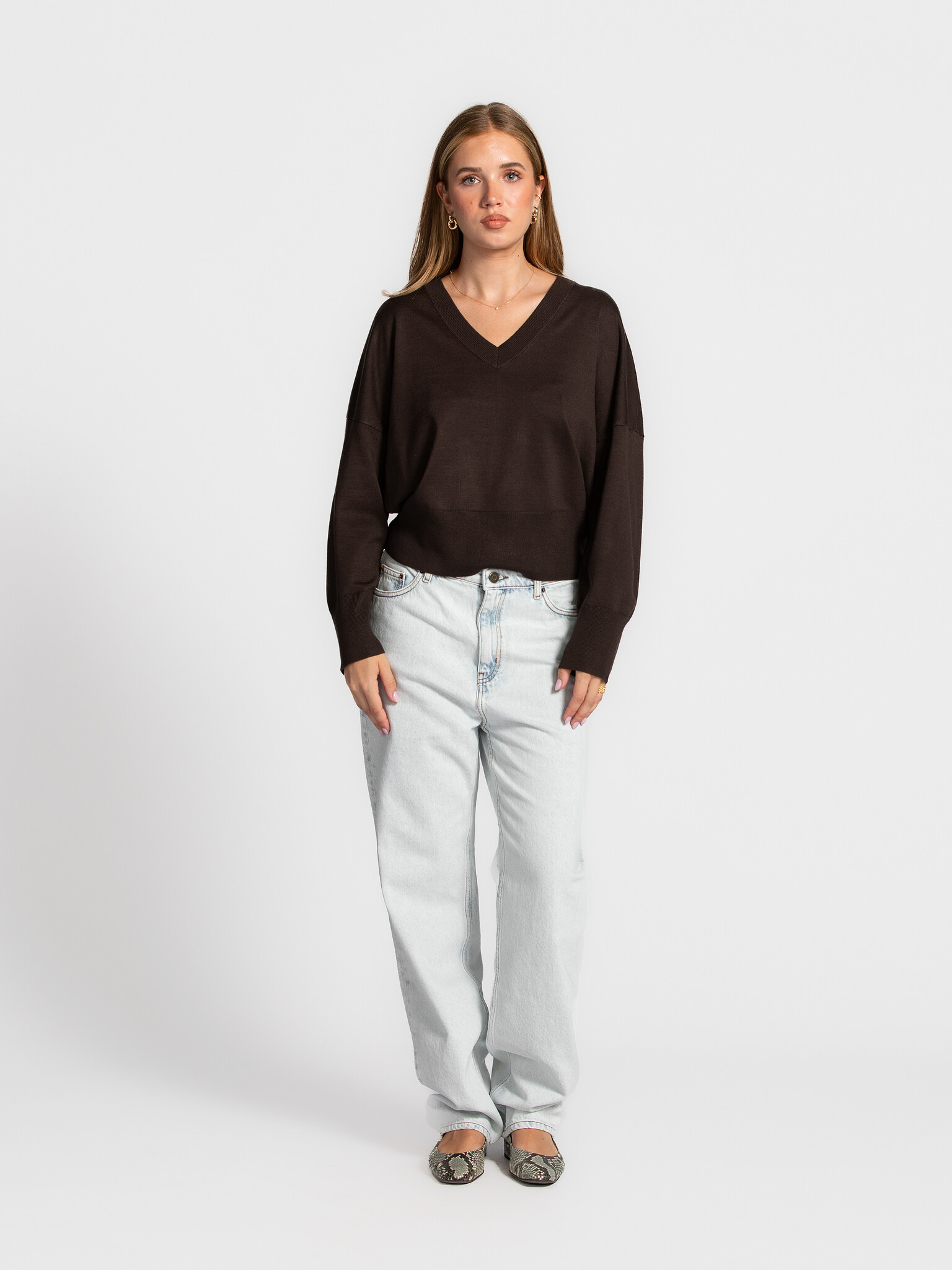 American Vintage Low-rise jeans Joybird 3. Nineties vibe, modern comfort. Deze lichtblauwe jeans zit laag op de heup en v...
