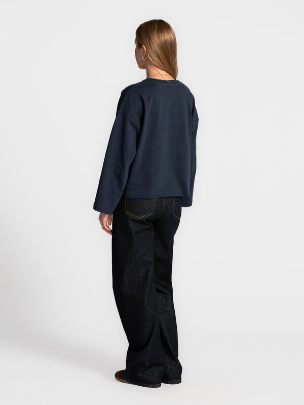 Les Soeurs T-shirt à manches longues Aline 5. Cet automne, le bleu marine est le nouveau noir! La chemise à manches longu...