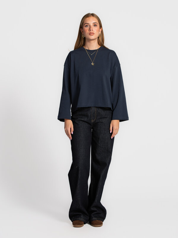 Les Soeurs T-shirt à manches longues Aline 3. Cet automne, le bleu marine est le nouveau noir! La chemise à manches longu...