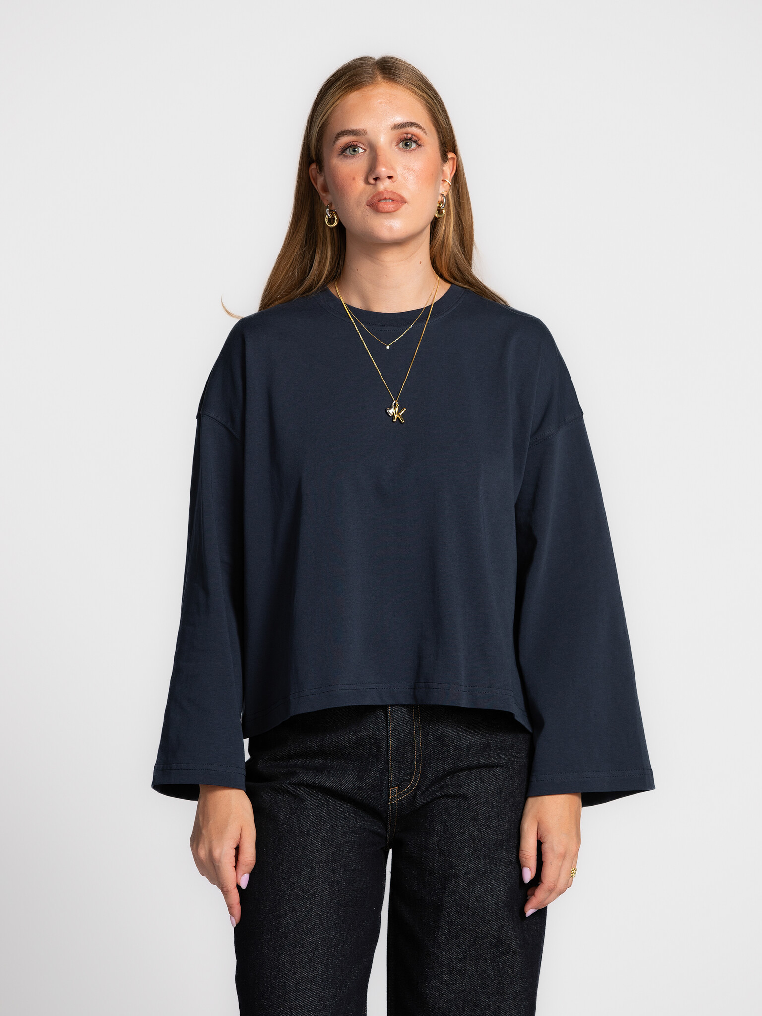 Les Soeurs Longsleeve T-shirt Aline 1. This fall, navy is the new black! The Aline longsleeve is a shirt that can be endl...