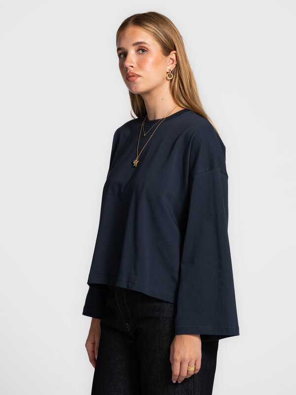 Les Soeurs T-shirt à manches longues Aline 4. Cet automne, le bleu marine est le nouveau noir! La chemise à manches longu...