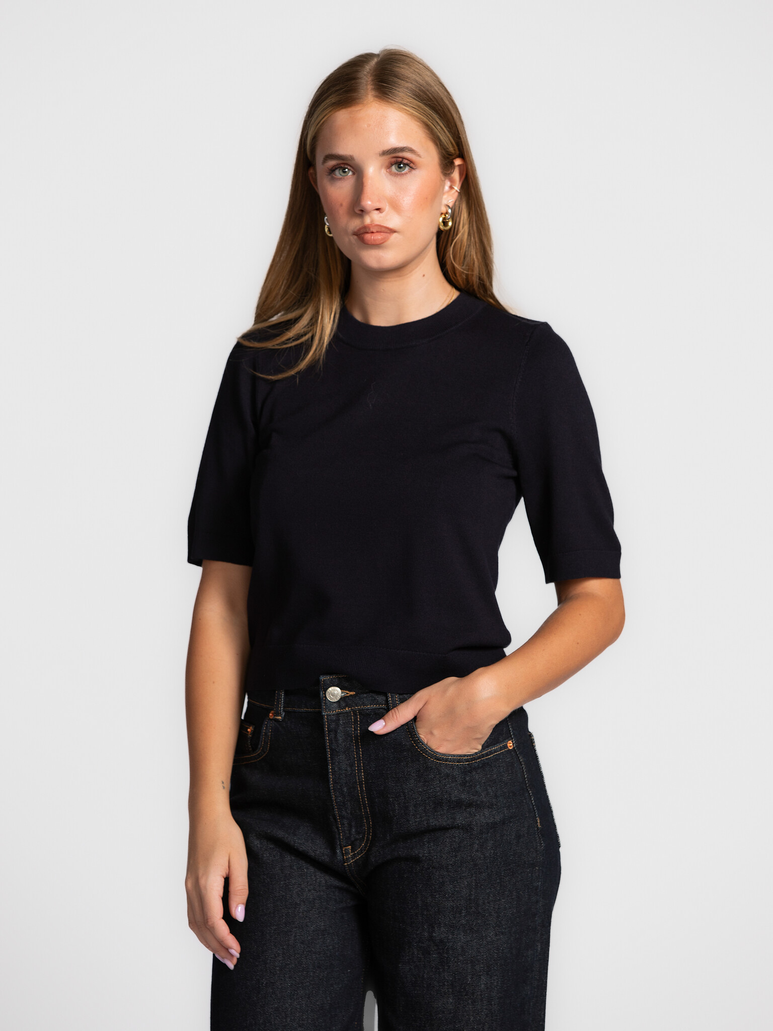 MBYM gebreide trui Carla Bravani 1. Deep blue, refined ease. Deze donkerblauwe trui met korte mouwen combineert een fijn ...