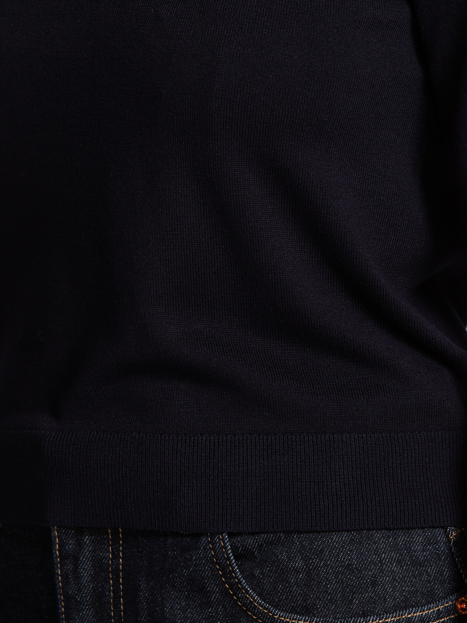MBYM gebreide trui Carla Bravani 6. Deep blue, refined ease. Deze donkerblauwe trui met korte mouwen combineert een fijn ...