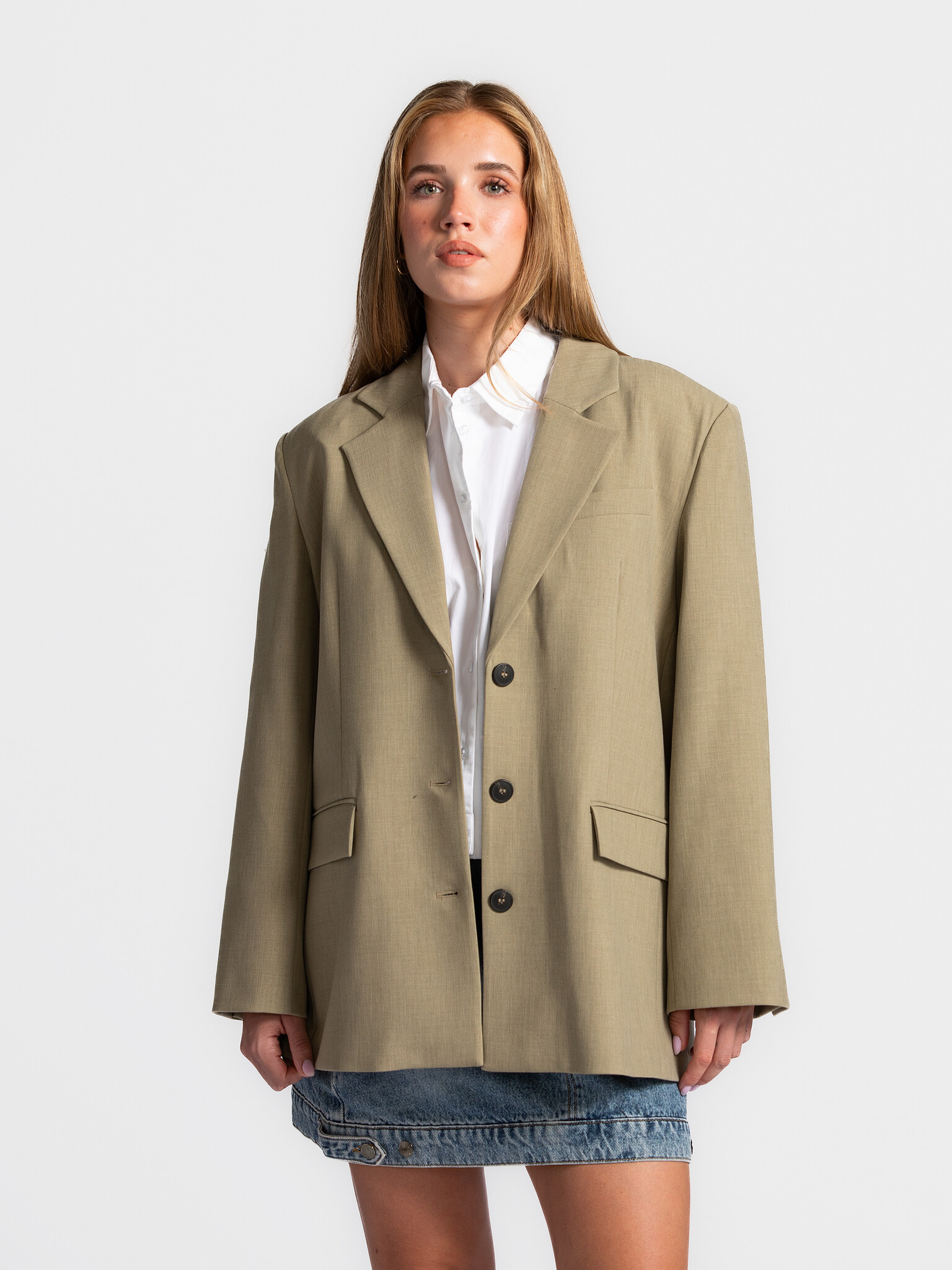 Selected Oversized blazer Rita Lano 1. Bigger & bolder. This oversized blazer with subtle shoulder padding instantly powe...