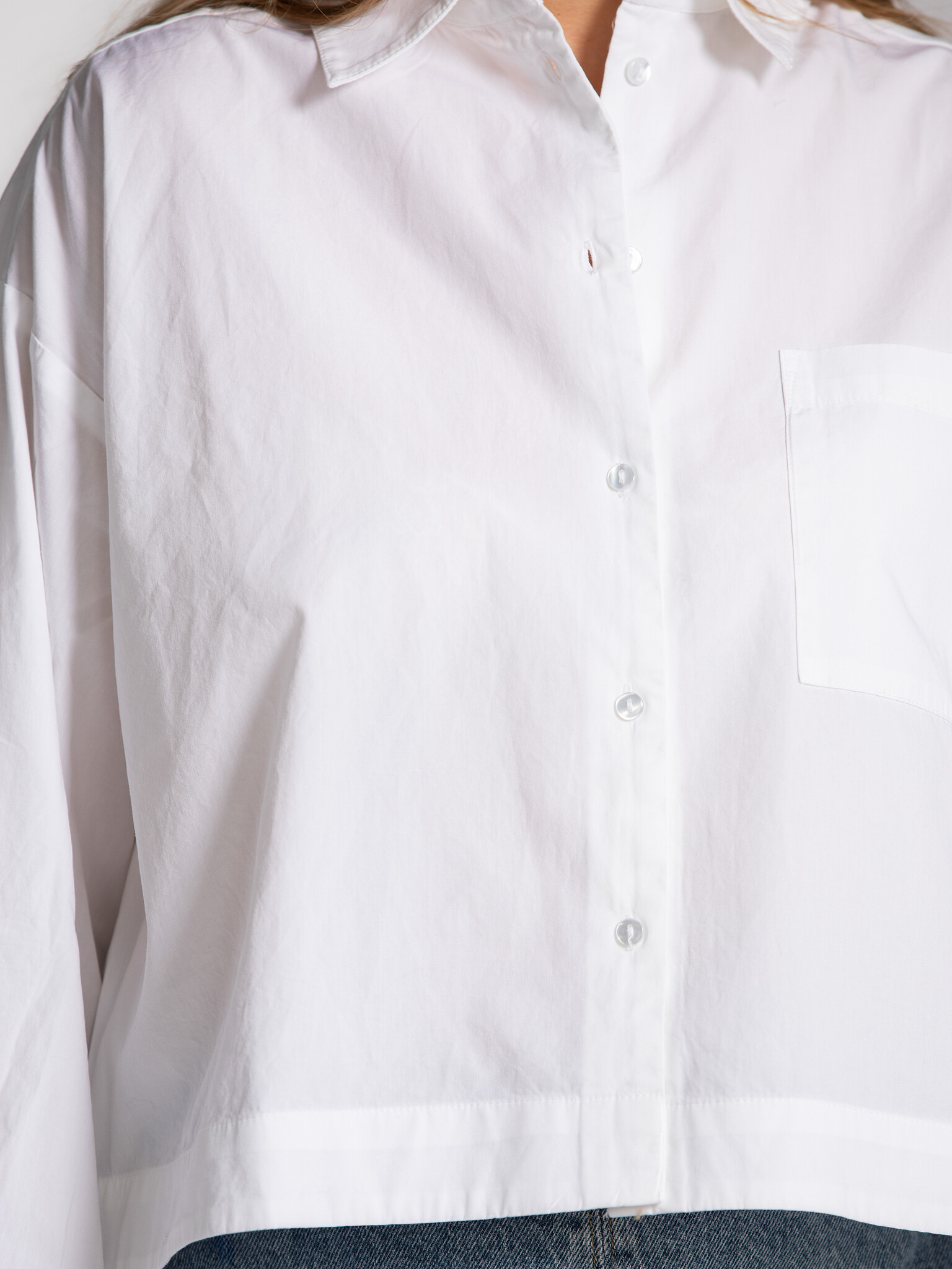 Selected boxy fit cropped blouse Astha 6. Cropped elegance. This white boxy shirt blends timeless simplicity with a moder...