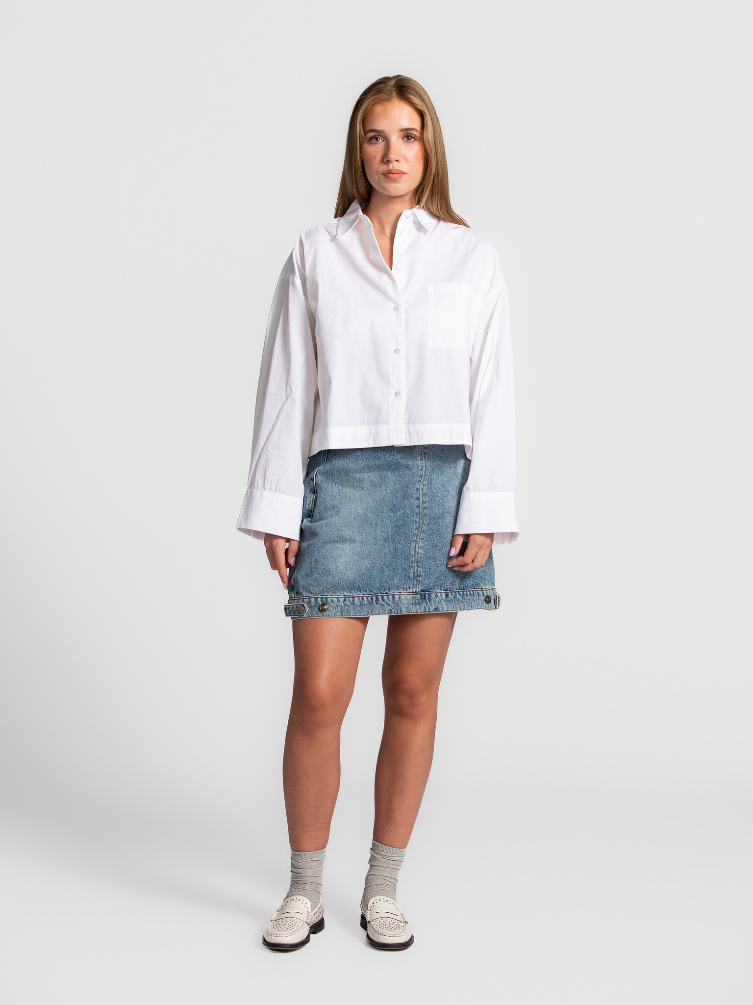 Selected boxy fit cropped blouse Astha 3. Cropped elegance. This white boxy shirt blends timeless simplicity with a moder...