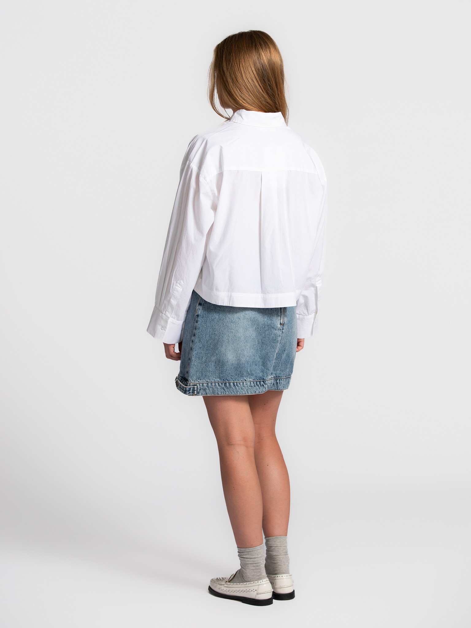Selected boxy fit cropped blouse Astha 5. Cropped elegance. This white boxy shirt blends timeless simplicity with a moder...