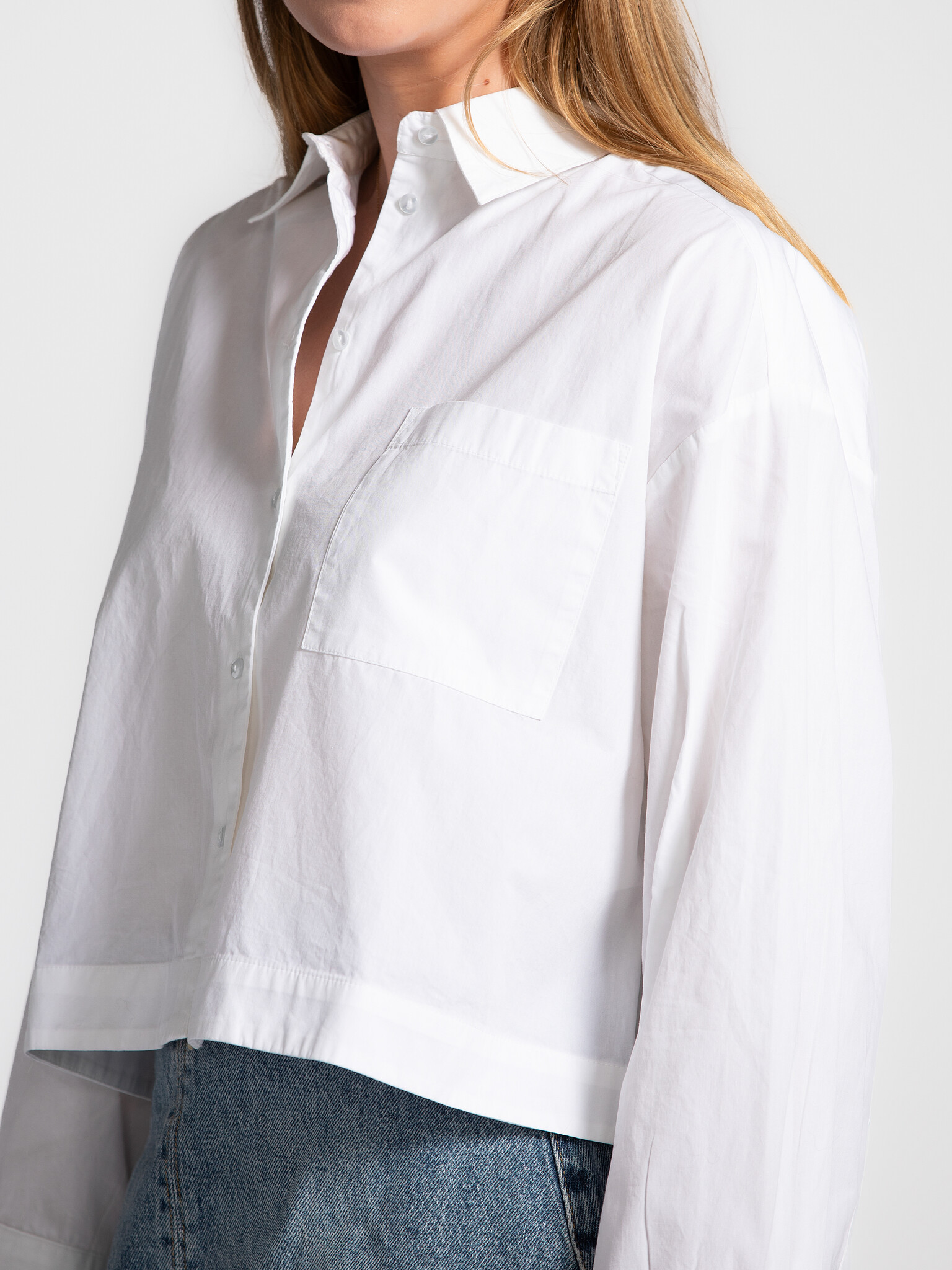 Selected boxy fit cropped blouse Astha 4. Cropped elegance. This white boxy shirt blends timeless simplicity with a moder...