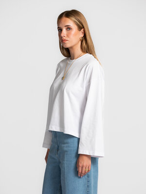 Longsleeve T-shirt Aline. End of search: Aline is the basic you need! This longsleeve T-Shirt has a trendy boxy fit and i...