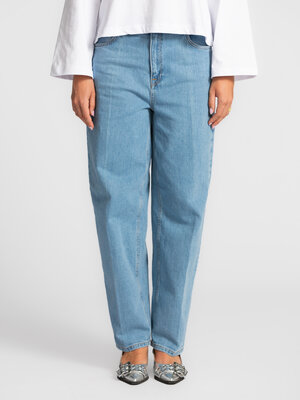 Jeans Liva Kori. Dress up in denim. Deze blauwe barrel jeans valt los rond de bovenbenen en loopt elegant toe naar de enk...