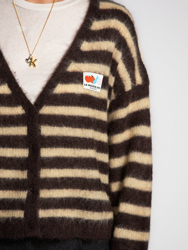 American Vintage Gestreepte cardigan Nenybay 3. Soft stripes. Deze zachte cardigan met strepen is je favoriet op frisse d...