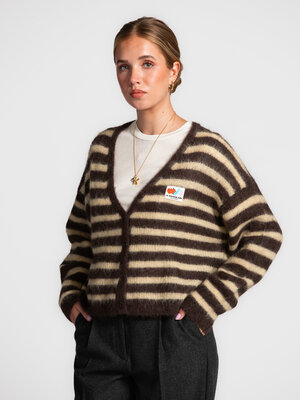 Gilet Nenybay. Soft stripes. Ce cardigan ultra doux à rayures brun chaud est votre allié par temps frais. Sa coupe décont...