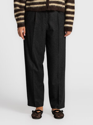 Trousers Berit. Get dressed! This grey barrel-fit trouser with delicate pleats keeps you warm and adds a modern touch. St...