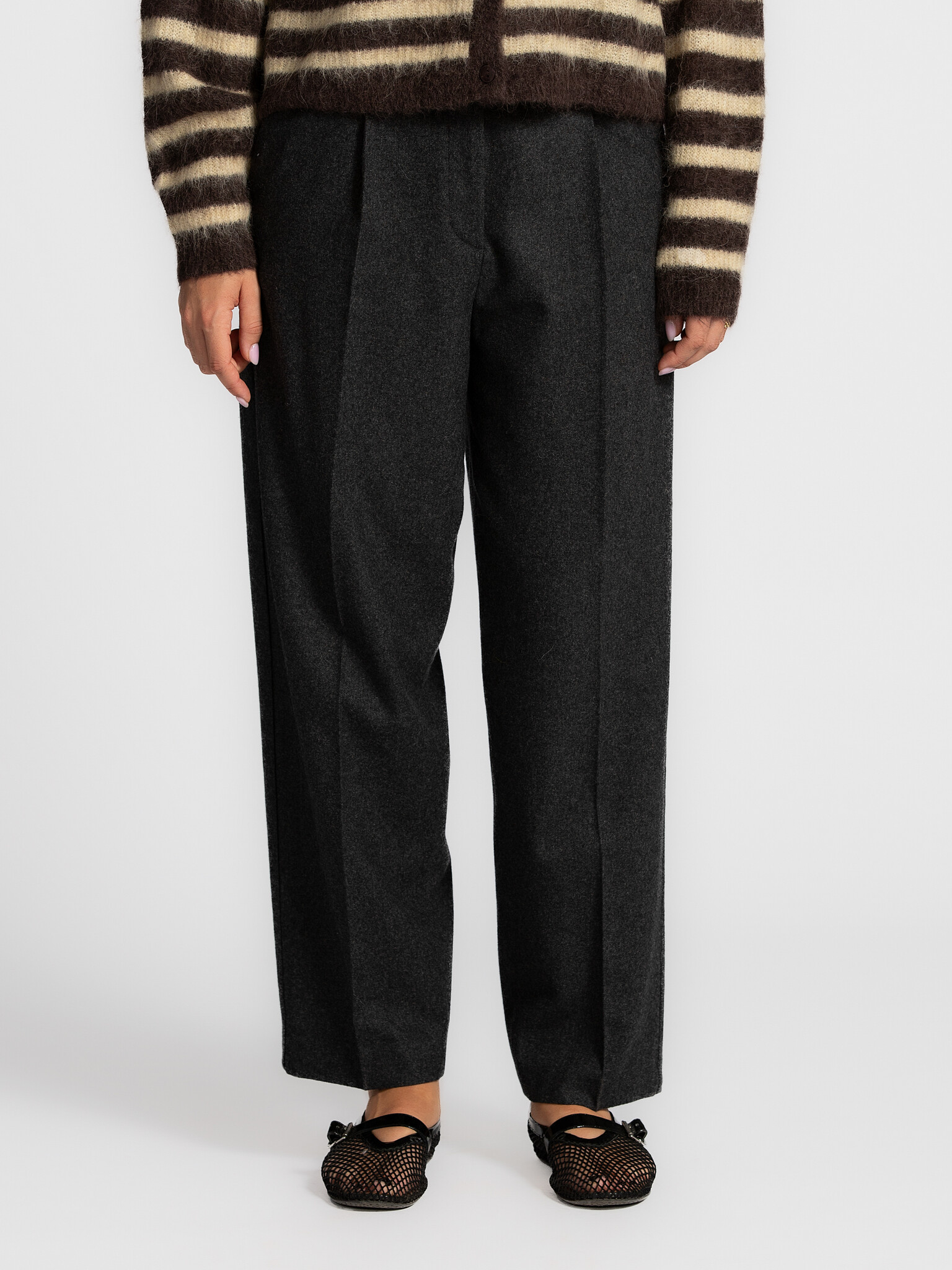 Selected Broek met bandplooien Berit 1. Get dressed! Deze grijze pantalon met barrel fit en fijne bandplooien houdt je wa...
