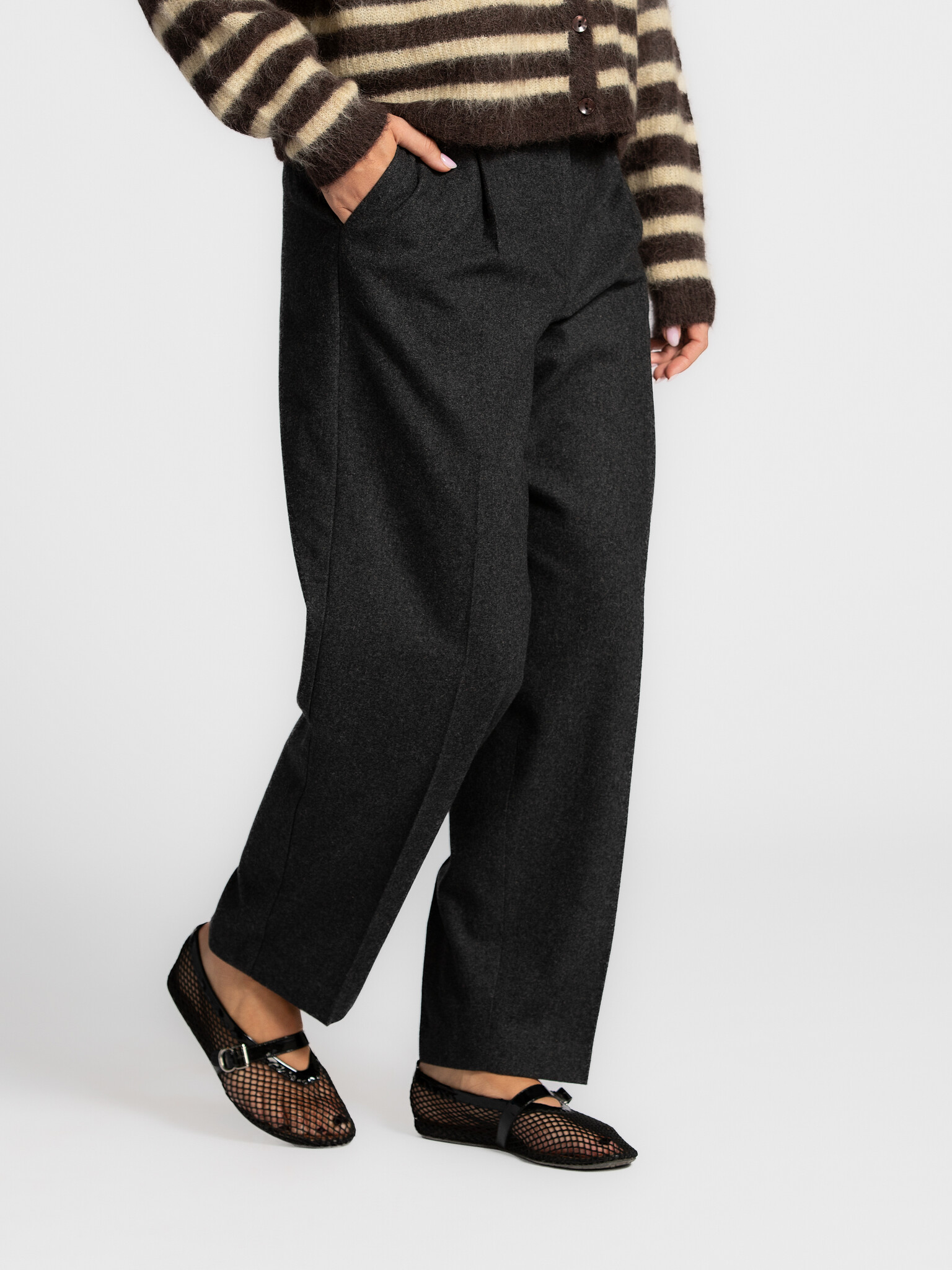 Selected Broek met bandplooien Berit 5. Get dressed! Deze grijze pantalon met barrel fit en fijne bandplooien houdt je wa...
