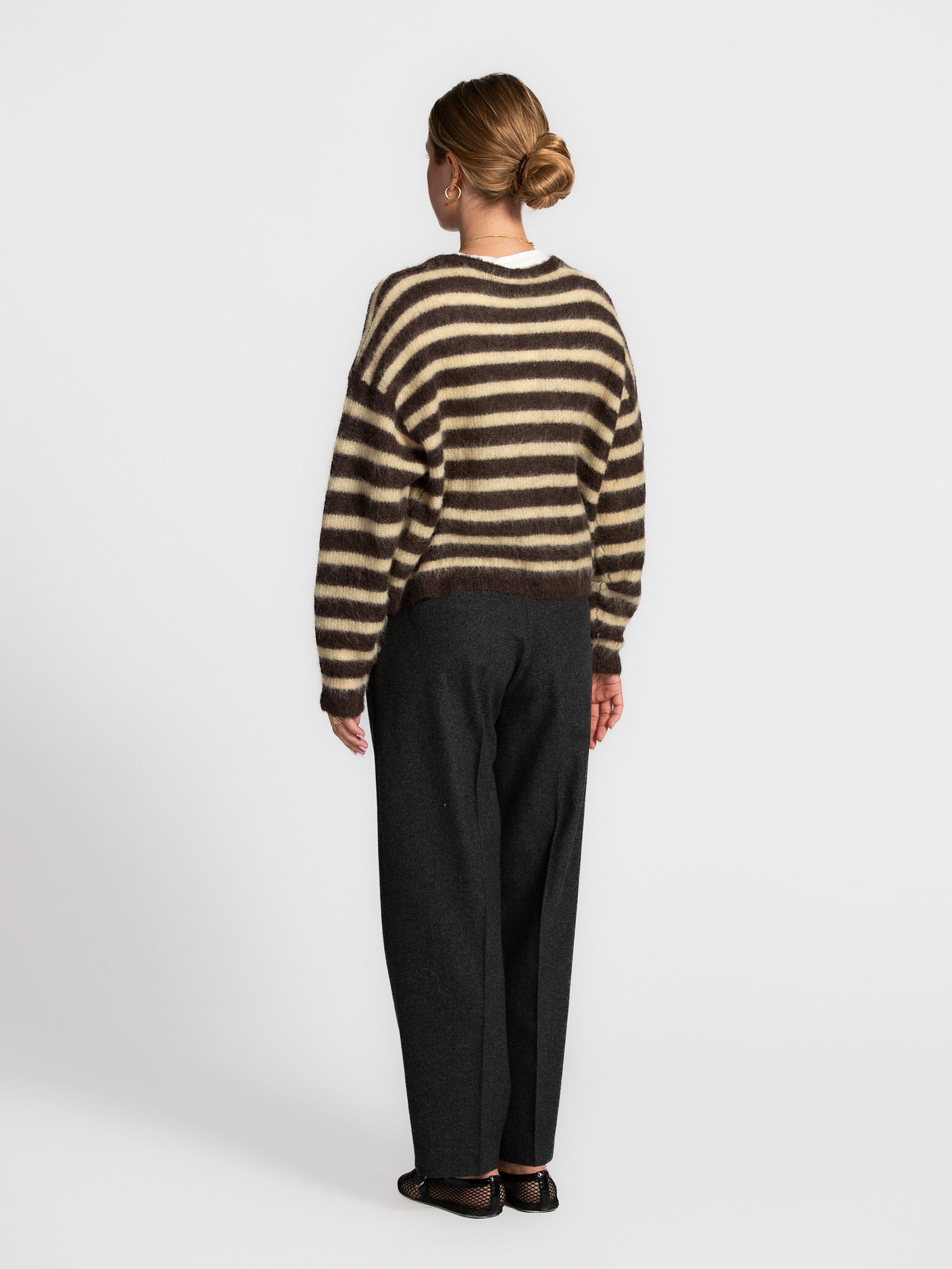 Selected Broek met bandplooien Berit 6. Get dressed! Deze grijze pantalon met barrel fit en fijne bandplooien houdt je wa...