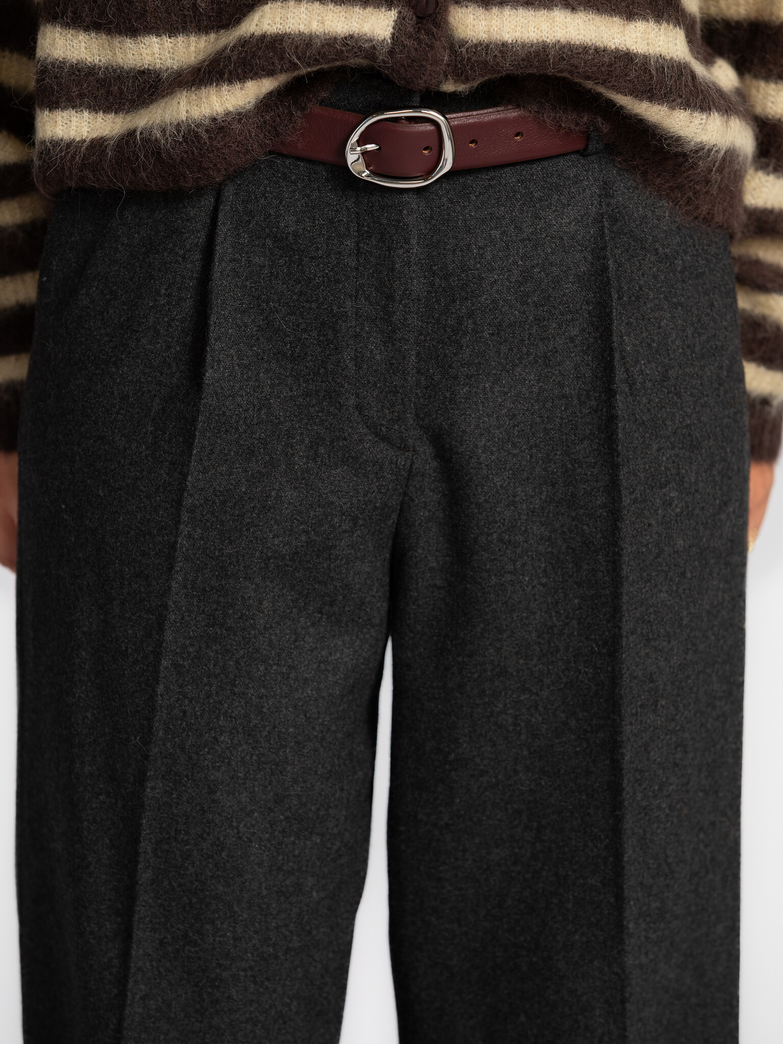 Selected Broek met bandplooien Berit 7. Get dressed! Deze grijze pantalon met barrel fit en fijne bandplooien houdt je wa...