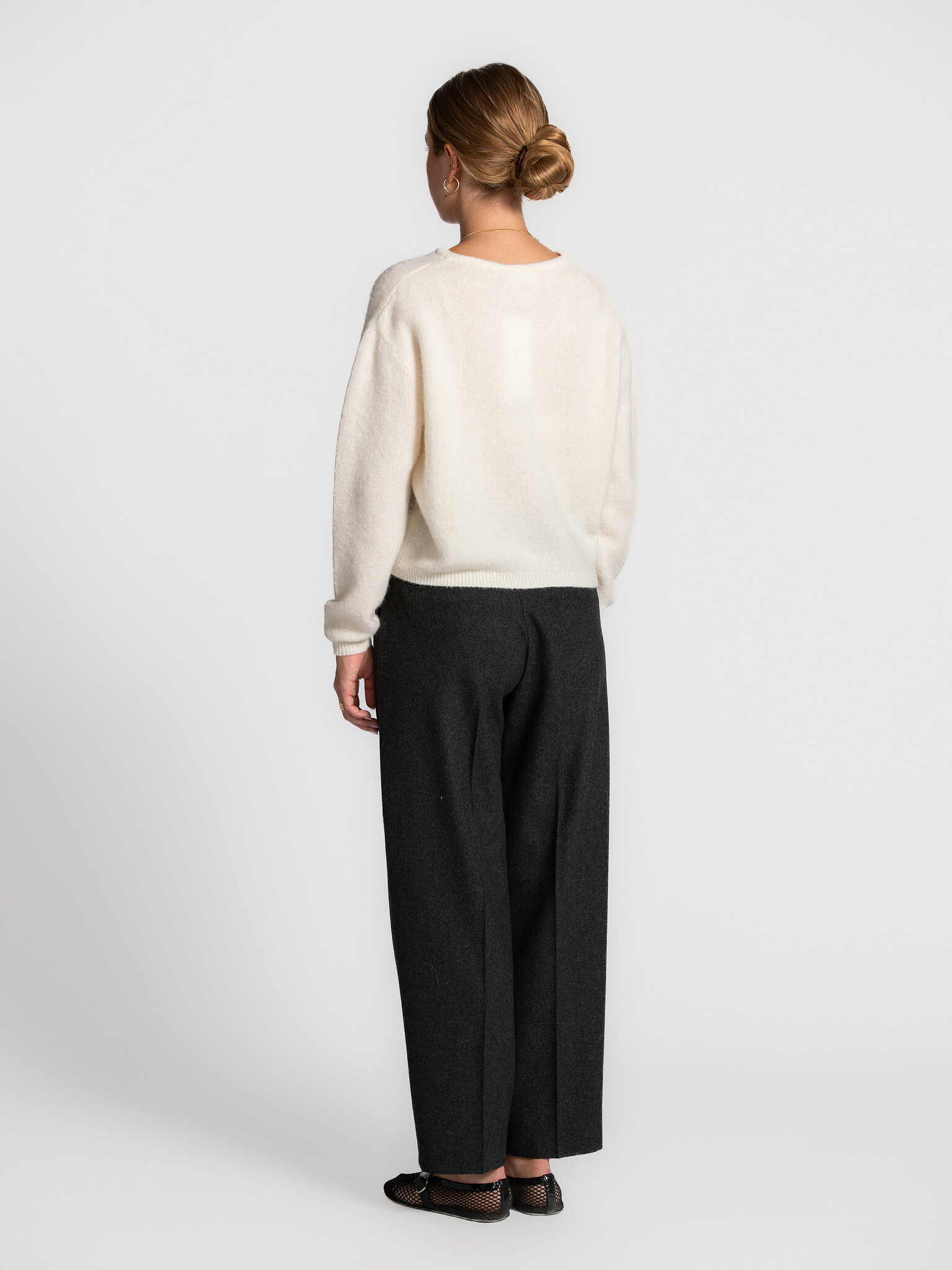 American Vintage Gebreide cardigan Vitow 5. Winter white - deze zachte alpaca cardigan van American Vintage is een tijdlo...