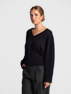 Sweater Gillian Bravani. Timeless navy, endless possibilities. This dark blue V-neck sweater feels luxuriously soft and i...
