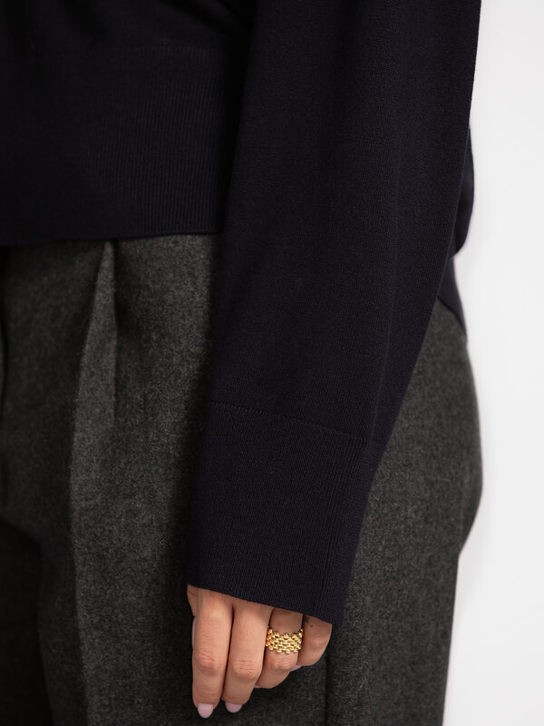 MBYM V-neck sweater Gillian Bravani 6. Timeless navy, endless possibilities. This dark blue V-neck sweater feels luxuriou...